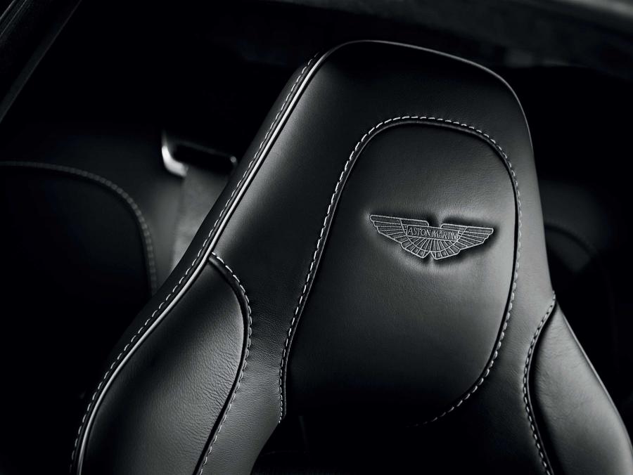 Детали интерьера Aston Martin Vanquish Carbon Black 2014 года  (фото 13 из 30)